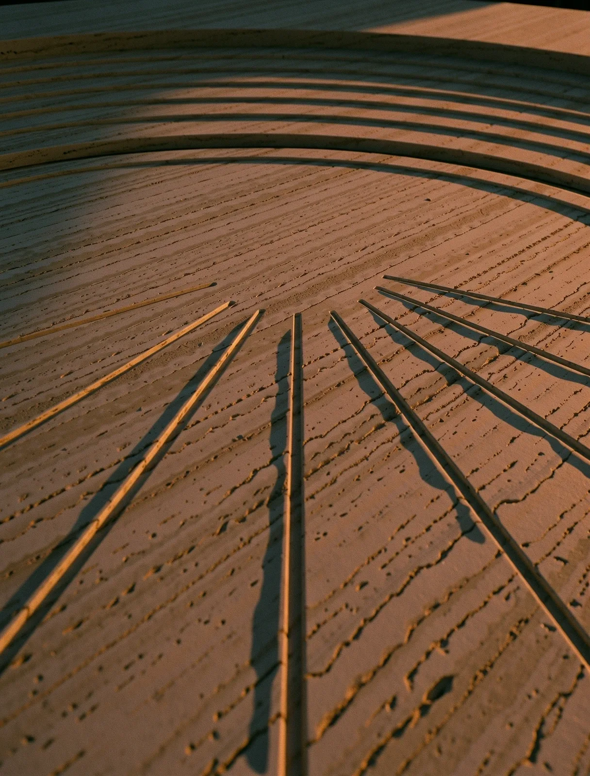 Dettaglio di una meridiana in pietra al tramonto